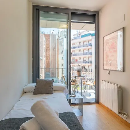 My Space Emirates - Fully Equipped Near The With Shared Pool Apartamento Barcelona