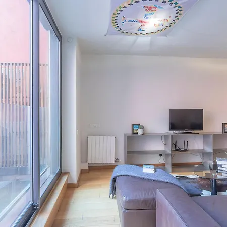My Space Emirates - Fully Equipped Near The With Shared Pool Apartamento Barcelona