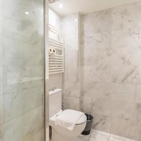 My Space Emirates - Fully Equipped Near The With Shared Pool Apartamento Barcelona