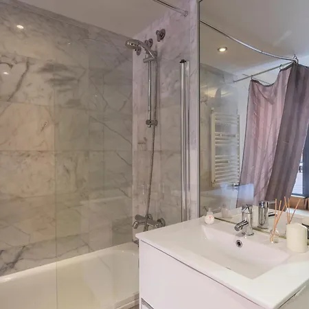 My Space Emirates - Fully Equipped Near The With Shared Pool Apartamento Barcelona